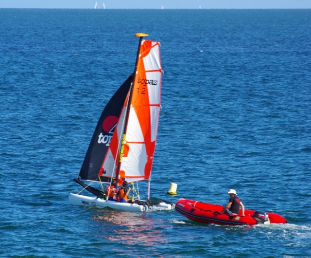  Descubre el catamarán en la escuela 